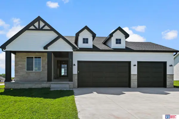 9111 Castle Pine Drive, Lincoln, NE 68516