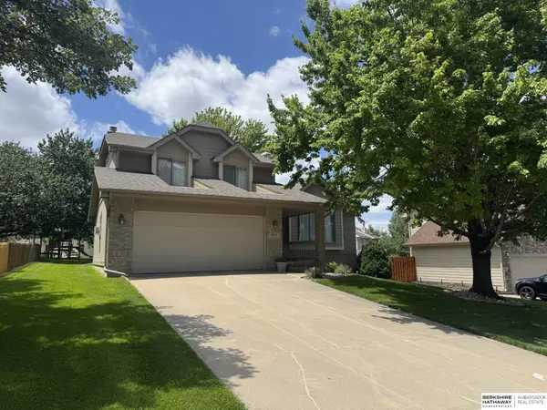 804 Auburn Lane, Papillion, NE 68046