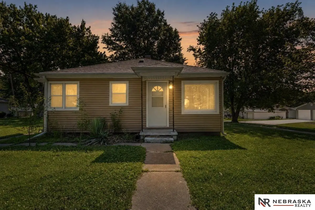 1702 Schoenheit Street, Falls City, NE 68355 - #1