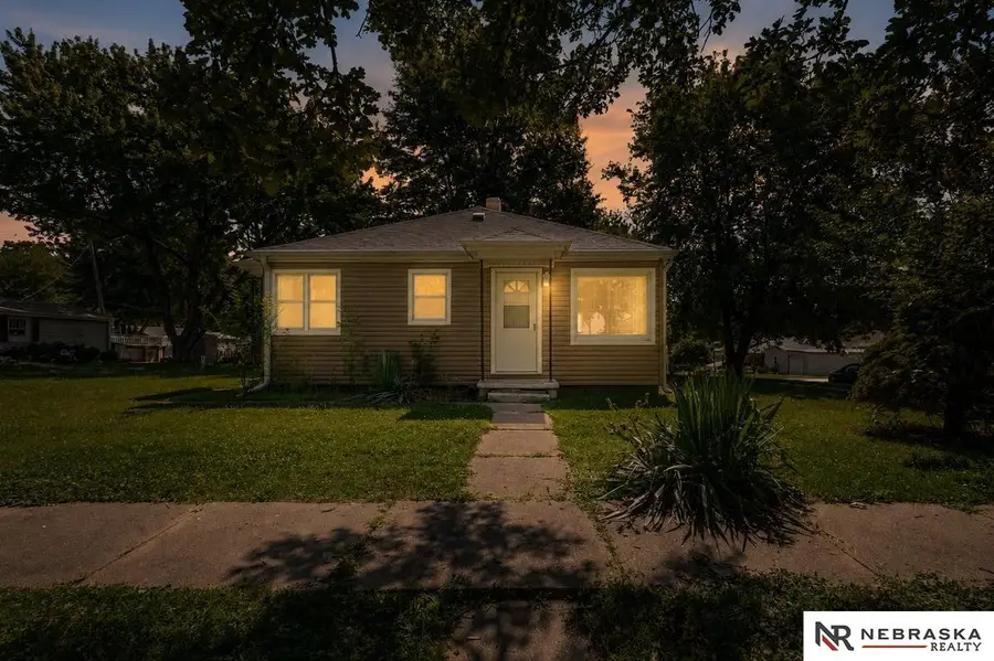 1702 Schoenheit Street, Falls City, NE 68355 - #2