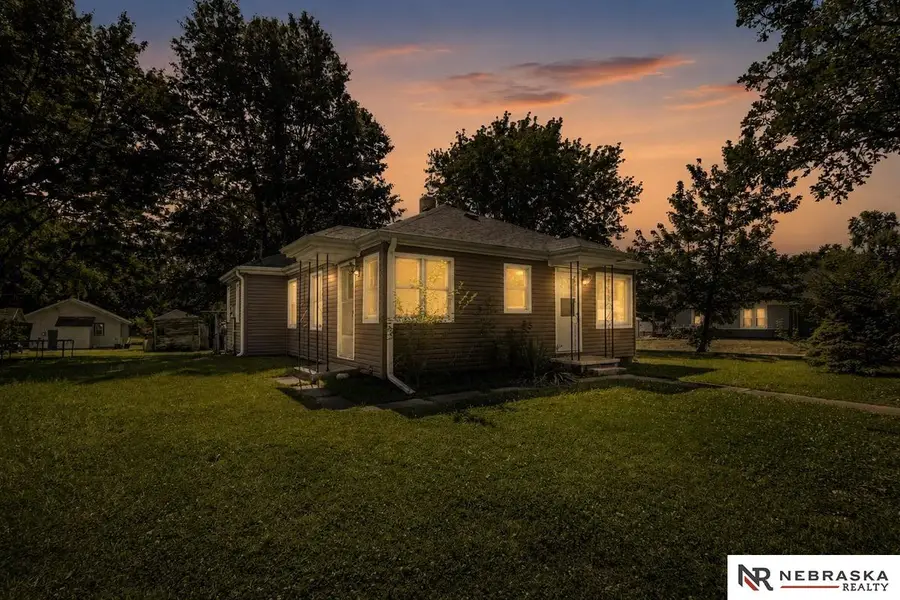 1702 Schoenheit Street, Falls City, NE 68355 - #3