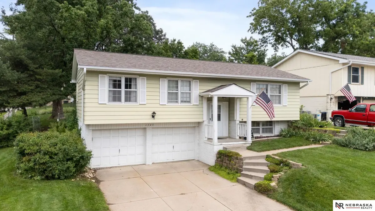 1723 N 107th Avenue, Omaha, NE 68114 - #1