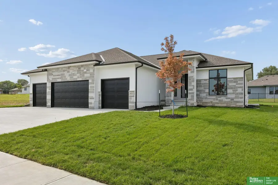 9815 Cumberland Drive, Papillion, NE 68046 - #2