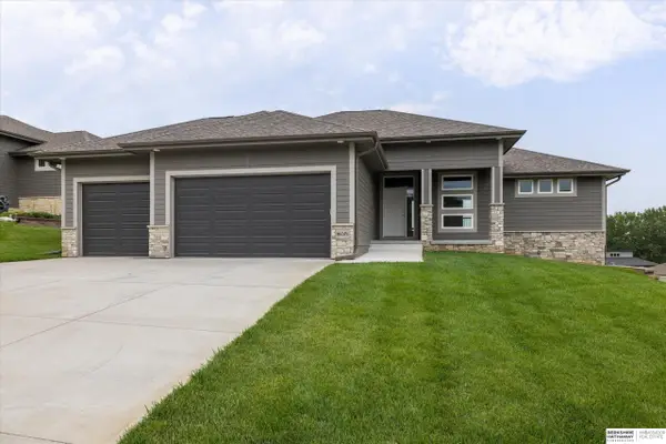 16071 Center West Hadan Drive, Bennington, NE 68007