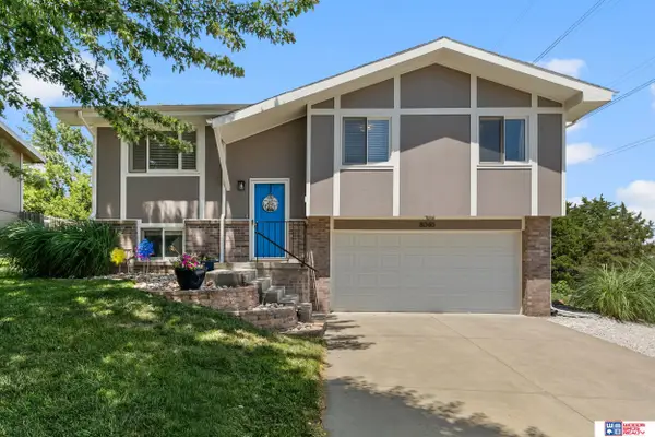 8040 Grand Oaks Drive, Lincoln, NE 68516