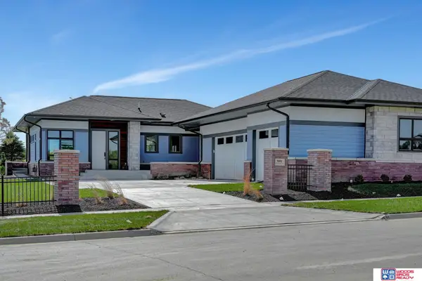 901 Pine Grove Lane, Lincoln, NE 68521