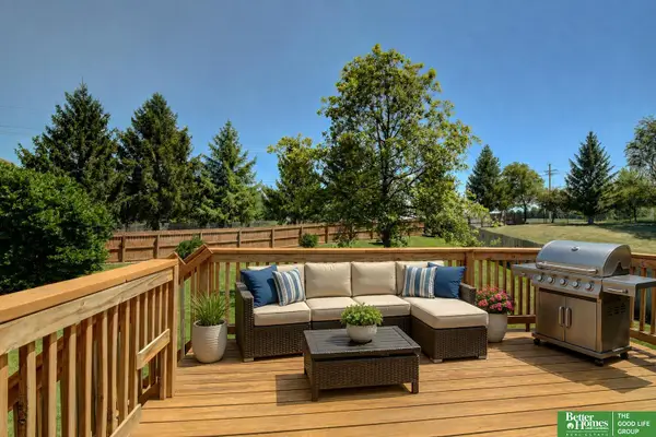 807 Edgewater Drive, Papillion, NE 68046