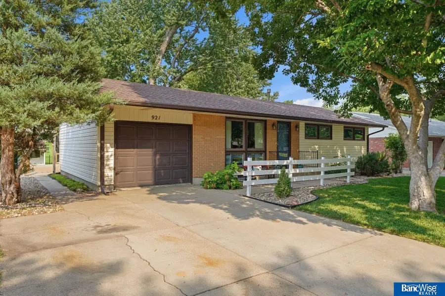 921 Sycamore Drive, Lincoln, NE 68510 - #3