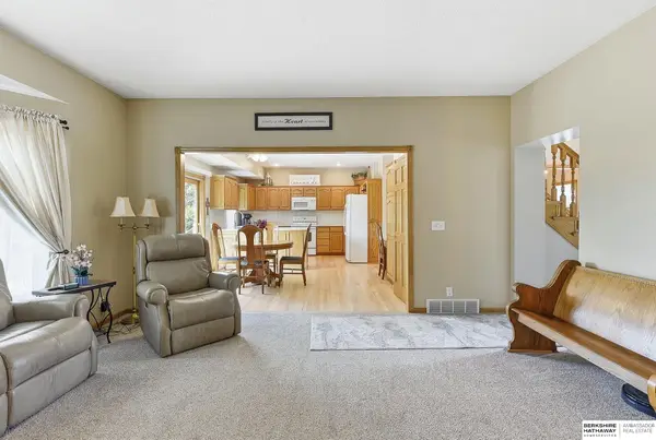 16135 Dewey Avenue, Omaha, NE 68118