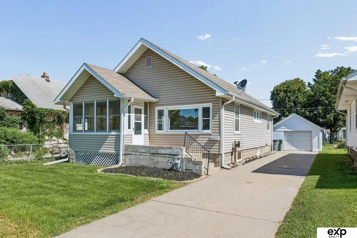 2714 Avenue B, Council Bluffs, IA 51501 - #1