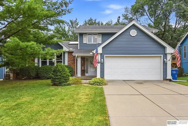 807 Redwood Lane, Papillion, NE 68046