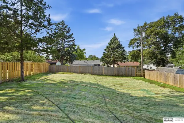 541 E 5th Street, Papillion, NE 68046