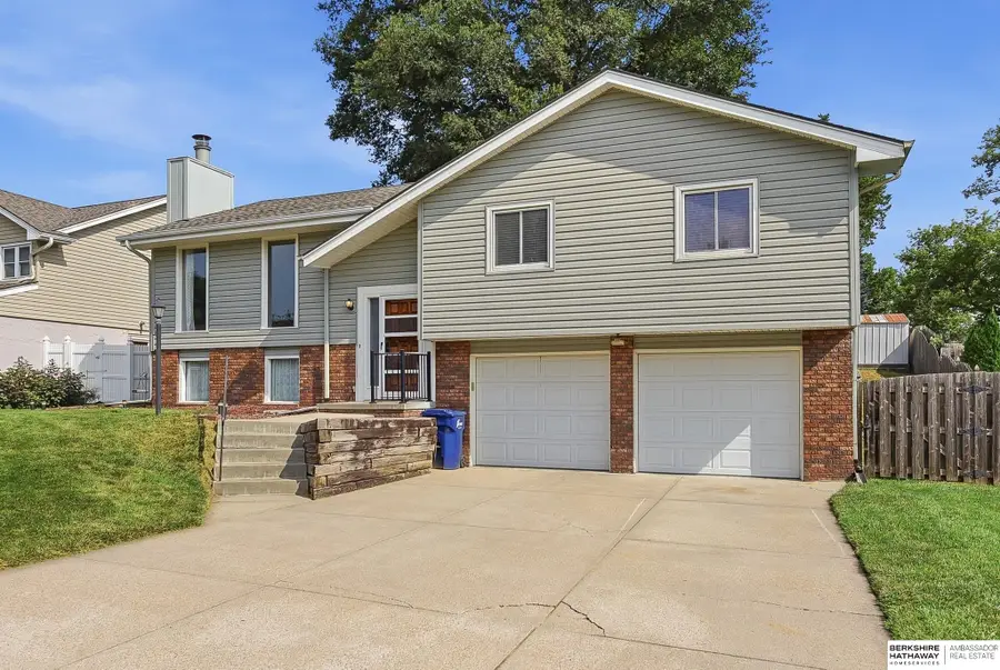 818 Redwood Lane, Papillion, NE 68046 - #2