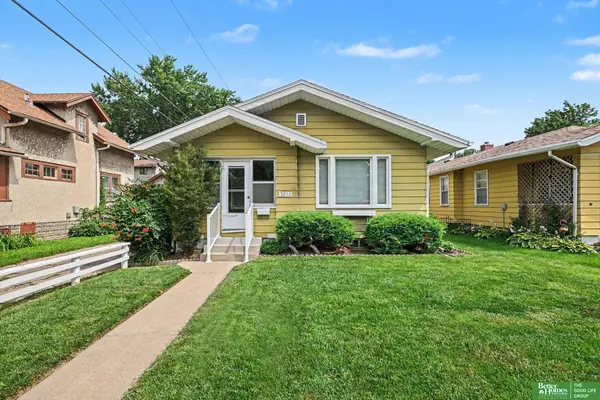 3212 Oak Street, Omaha, NE 68105