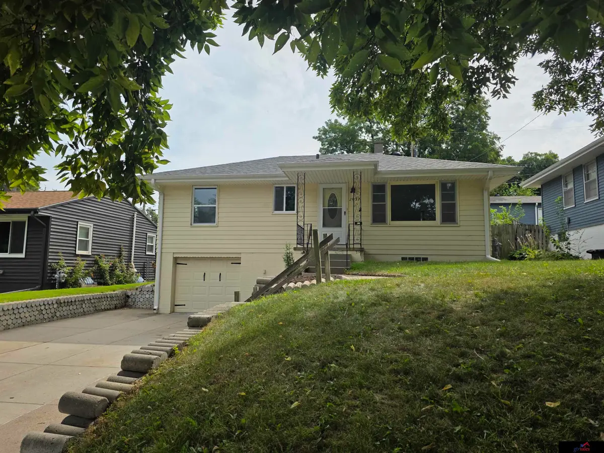 2827 S 39 Street, Omaha, NE 68105 - #1