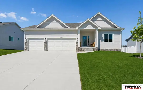 12104 S 107th Avenue, Papillion, NE 68046