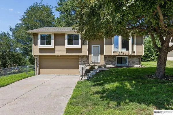 15322 Parker Plaza, Omaha, NE 68154
