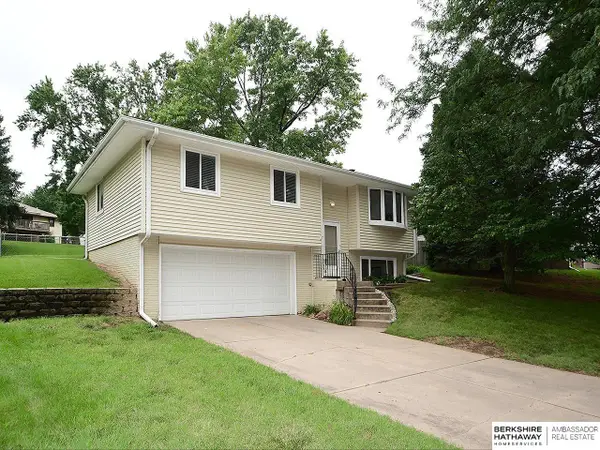 5907 Deerwood Drive, Lincoln, NE 68516