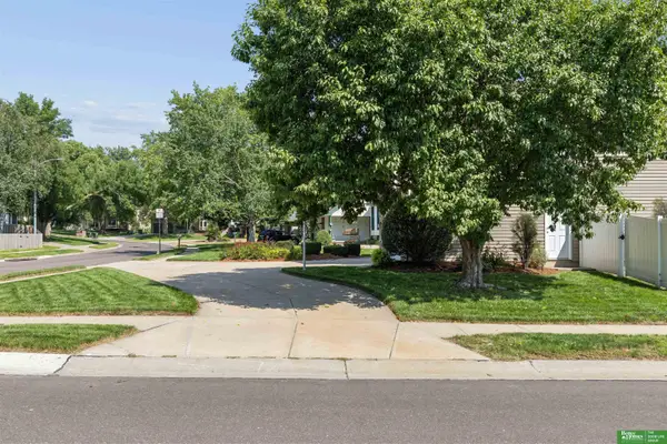 820 Oak Ridge Road, Papillion, NE 68046