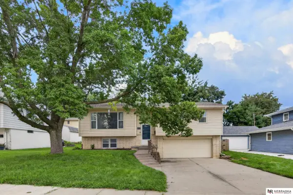 810 S Grandview Avenue, Papillion, NE 68046