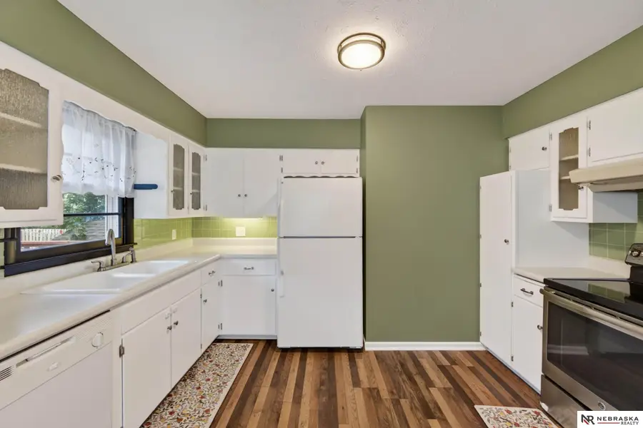 810 S Grandview Avenue, Papillion, NE 68046 - #3