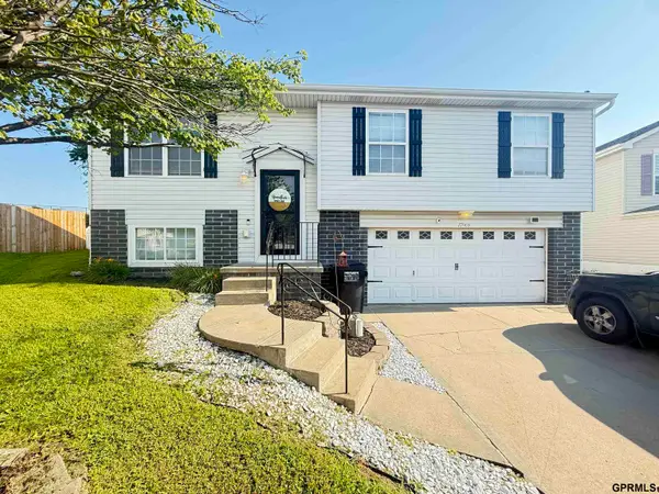 17906 Gertrude Circle, Omaha, NE 68135-1570