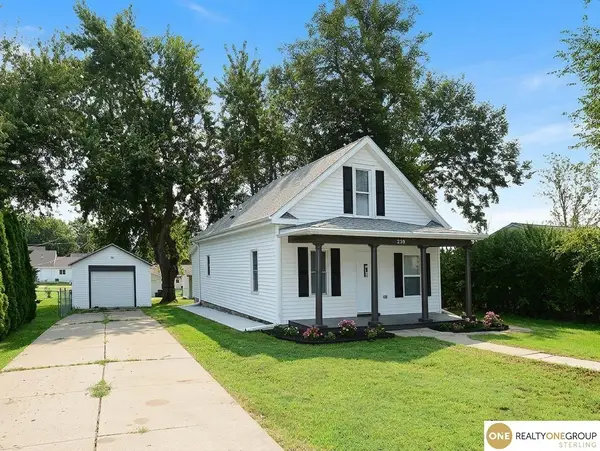 230 S Mckenna Avenue, Gretna, NE 68028