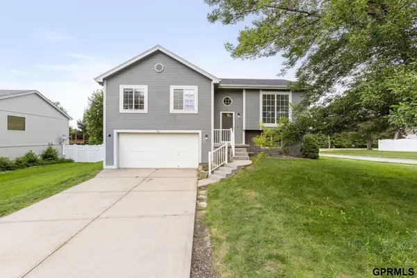 724 Clearwater Drive, Papillion, NE 68046