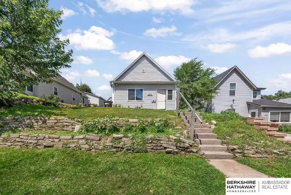 4518 S 17th Street, Omaha, NE 68107