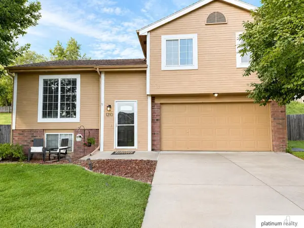 1210 Rawhide Road, Papillion, NE 68046