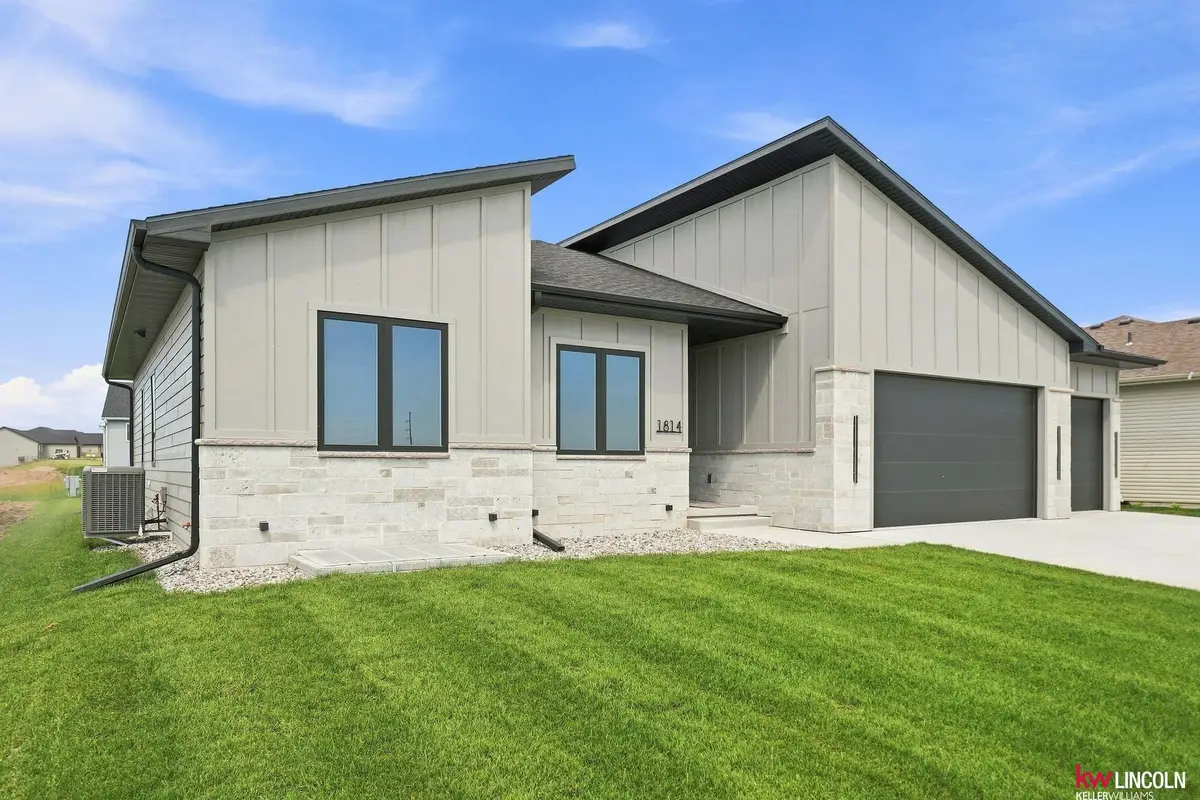 1814 E 8th Street, Hickman, NE 68372 - #1