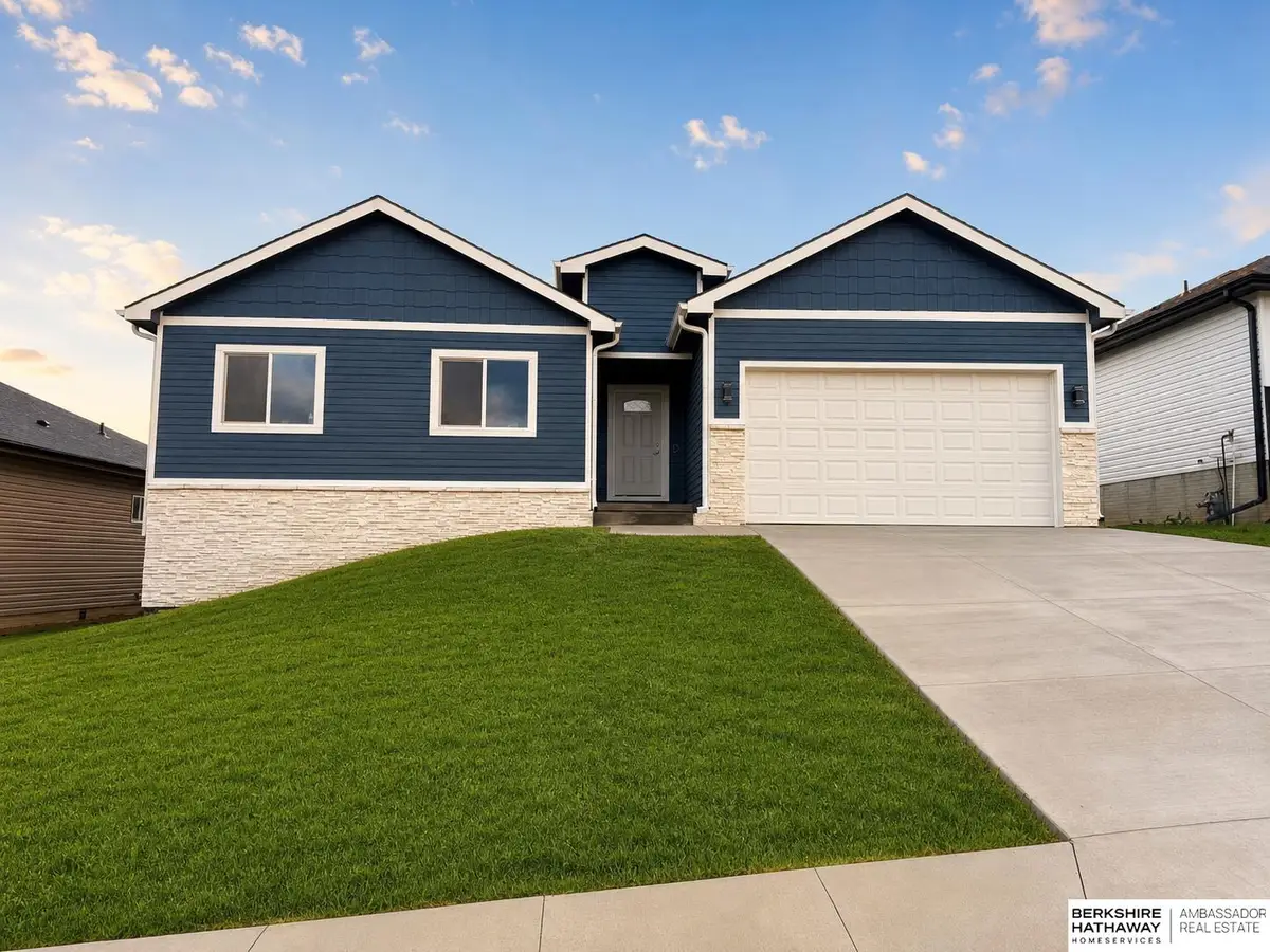 7702 S 33 Avenue, Omaha, NE 68147 - #1