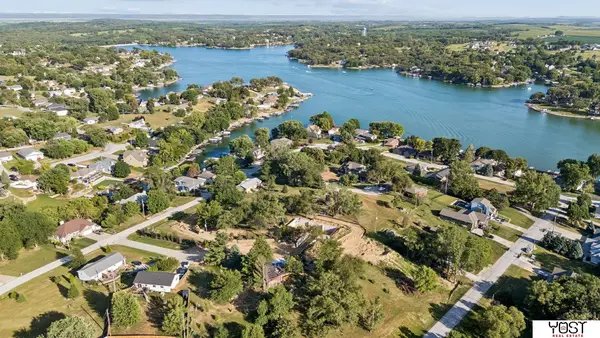 1817 Beaver Lake Boulevard, Plattsmouth, NE 68048