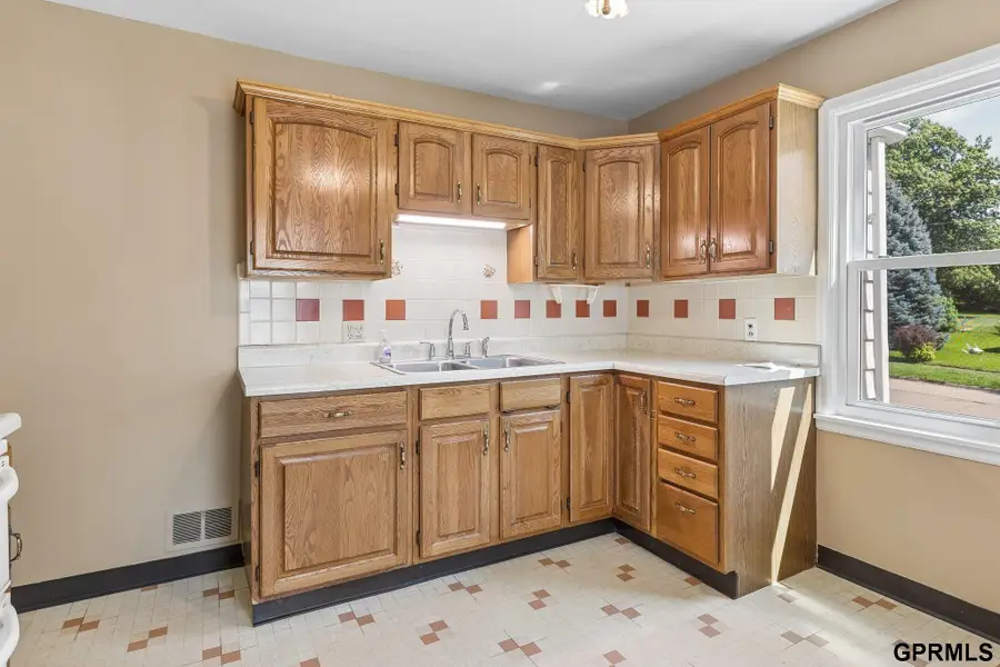 6044 S 36th Avenue, Omaha, NE 68107 - #2