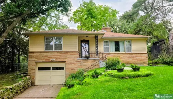 9736 Florence Heights Boulevard, Omaha, NE 68112