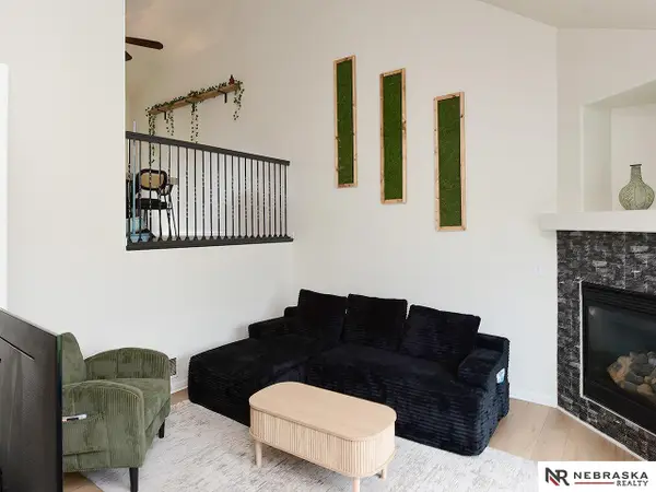 815 Edgewater Circle, Papillion, NE 68046