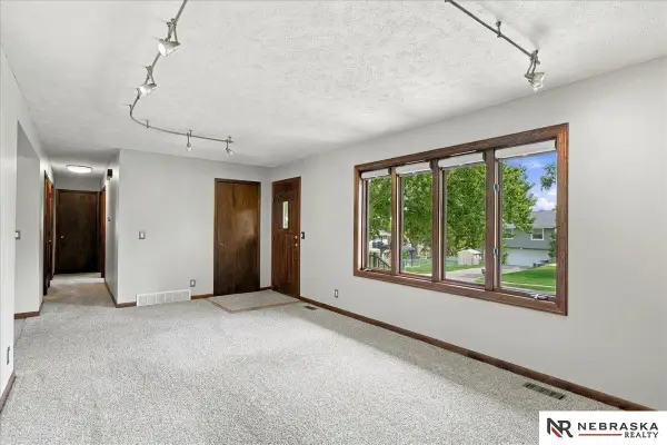 5062 S 160th Circle, Omaha, NE 68135