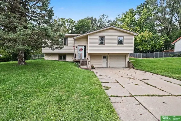 7830 Raven Oaks Drive, Omaha, NE 68152