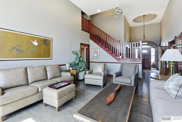 4803 Lakeside Circle Circle, Papillion, NE 68133