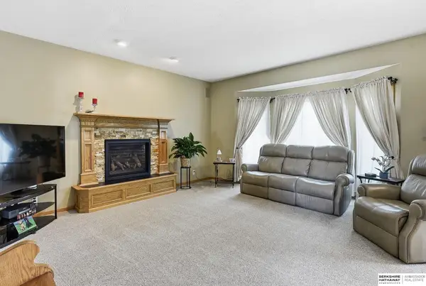 16135 Dewey Avenue, Omaha, NE 68118