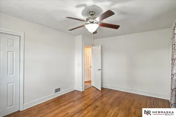 1009 S Madison Street, Papillion, NE 68046