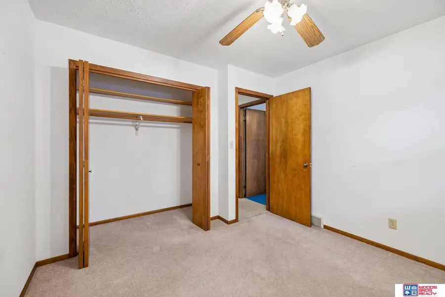 1605 E Lawn Plaza Drive, York, NE 68467 - #3
