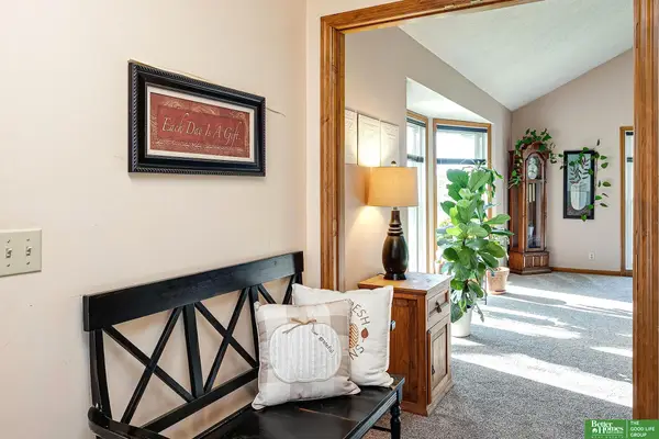 206 Summerset Drive, Papillion, NE 68133