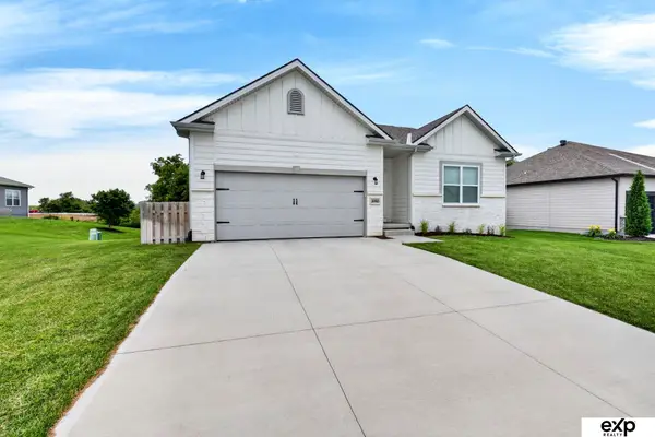 20882 Camelback Avenue, Gretna, NE 68028