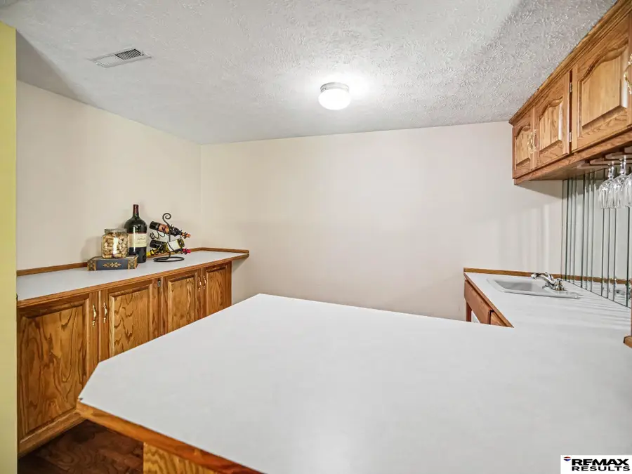 815 Gayle Street, Papillion, NE 68046 - #3