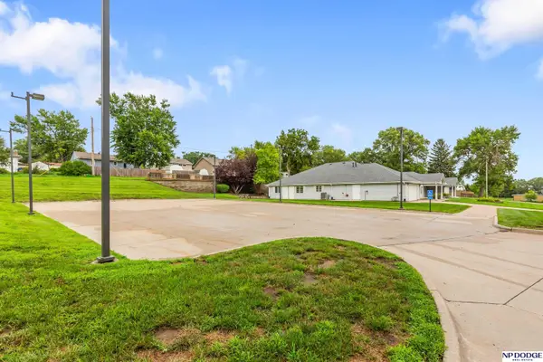 522 E 1 Street, Papillion, NE 68046-2451