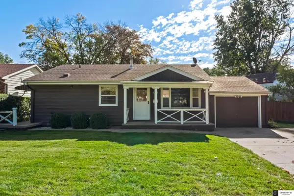 6715 Sunshine Drive, Omaha, NE 68107