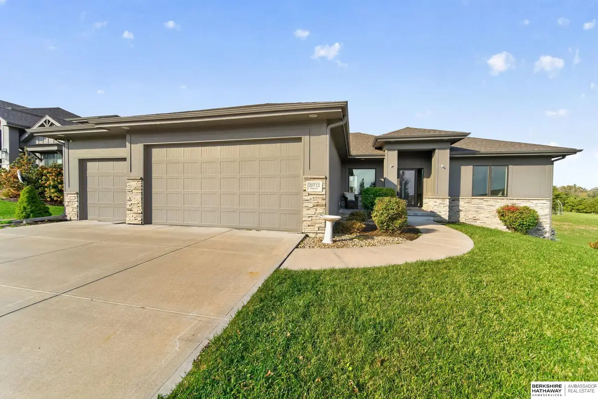 20712 Pine Street, Elkhorn, NE 68022 - #1