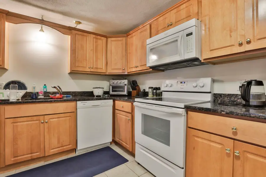 4 Heritage Village Drive #211, Nashua, NH 03062 - Image #3