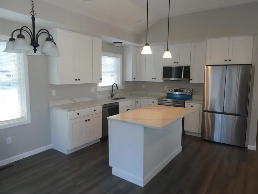 106 West Hillcrest Avenue, Manchester, NH 03103 - Image #3